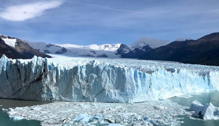 Vista frontal del glaciar Perito Moreno en El Calafate, Patagonia