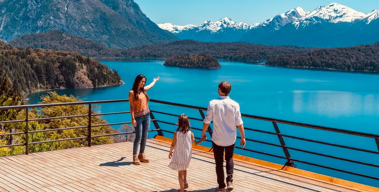 Reisen für Senioren ab 60: Was jedes Reiseziel von Ihnen verlangt The Circuito Chico route of viewpoints near Bariloche, Patagonia Argentina.