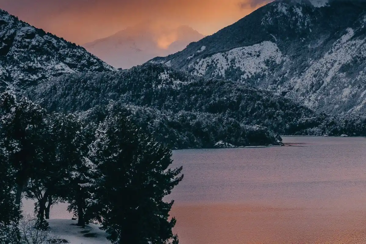 Puesta de sol en la región de los lagos de la Patagonia