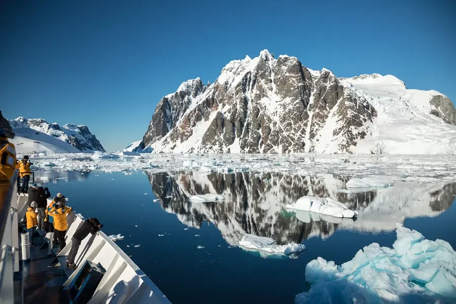 Antarctica Crossing the Circle