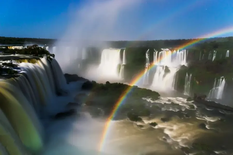 Vue panoramique des chutes d'Iguazú