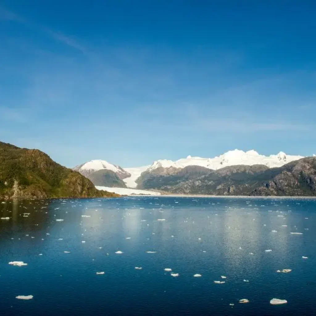 Le majestueux glacier Amalia est entouré de montagnes imposantes et de paysages vierges.