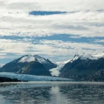 Vue imprenable sur le glacier Amalia, où la glace ancienne rencontre les eaux cristallines.