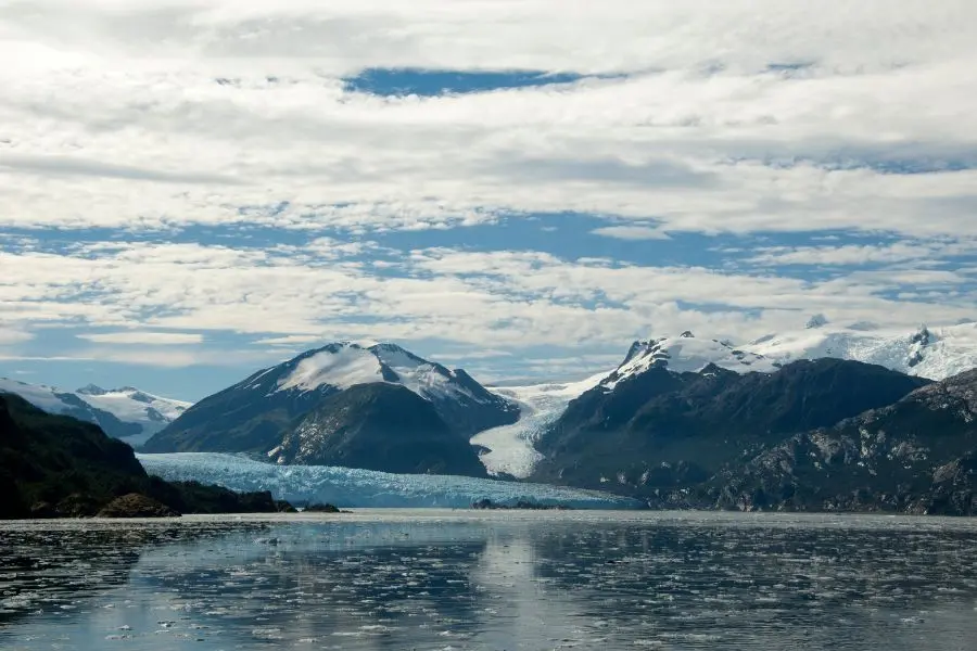 Impresionantes vistas del glaciar Amalia, donde el hielo milenario se une a las aguas cristalinas