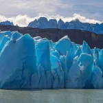 Maestosità glaciale: Il Ghiacciaio Grigio si estende maestoso tra le montagne e il cielo, una meraviglia naturale unica nella Patagonia cilena.