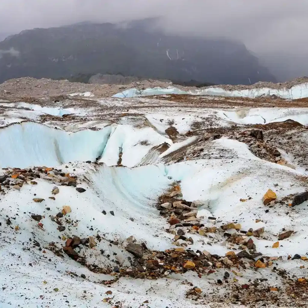 Above the glaciers of Chile, where icy landscapes meet the sky, a stunning testament to nature’s power and beauty.