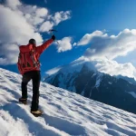 Un voyageur solitaire traversant le glacier, immergé dans la beauté brute et intacte des géants gelés de la nature.