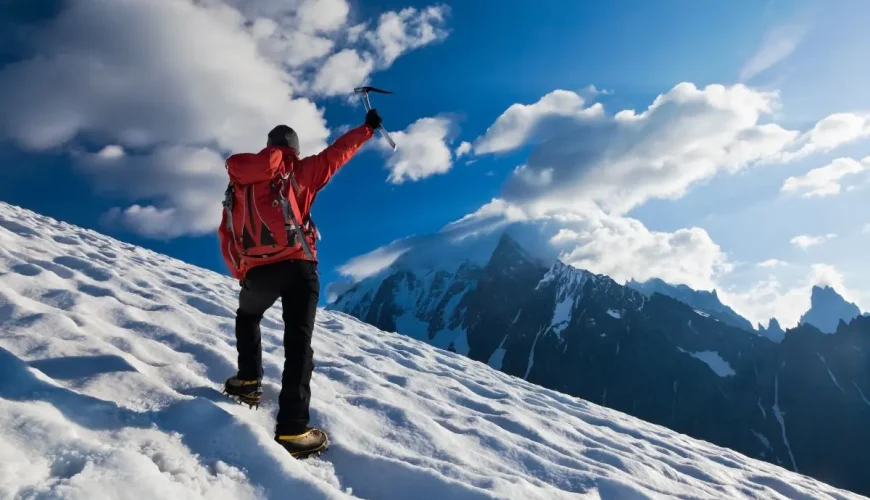 Ein Alleinreisender, der über den Gletscher wandert, eingetaucht in die raue, unberührte Schönheit der gefrorenen Giganten der Natur.