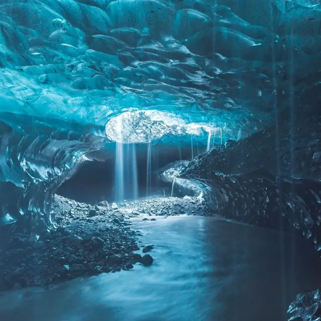 Explorar las misteriosas profundidades de una cueva glaciar, donde el hielo ha modelado el paisaje durante siglos.