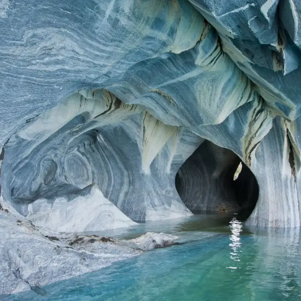 Las Cuevas de Mármol brillan con tonos azules y blancos, una obra maestra esculpida por el agua durante milenios.