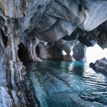 Estas impresionantes formaciones de mármol emergen del lago General Carrera, una verdadera joya escondida de la Patagonia chilena.