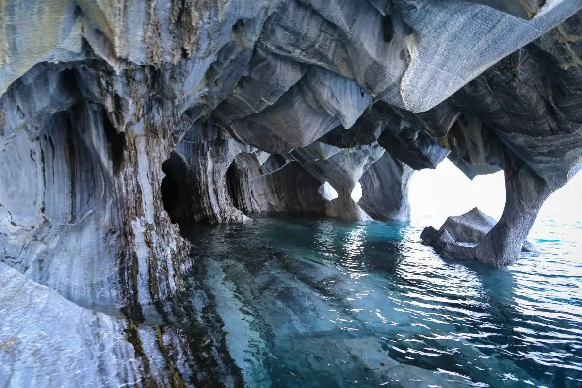 Estas impresionantes formaciones de mármol emergen del lago General Carrera, una verdadera joya escondida de la Patagonia chilena.