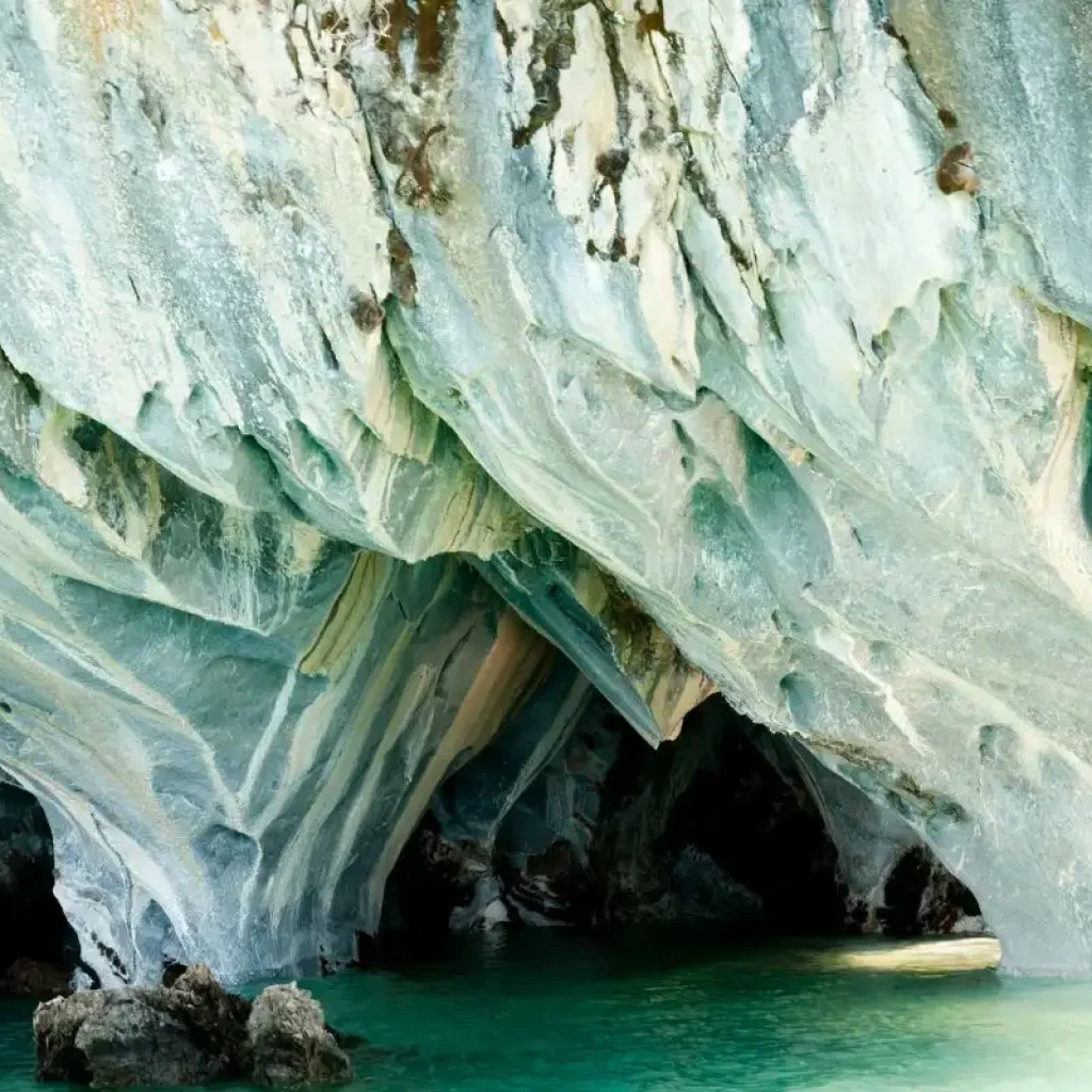 La lumière du soleil danse sur les motifs tourbillonnants des grottes de marbre, révélant leur charme d'un autre monde.