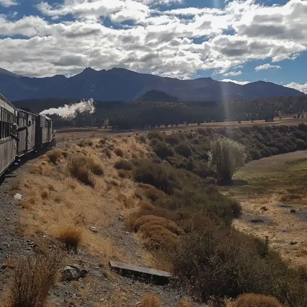 Scoprite il fascino della Patagonia a bordo de La Trochita, un pezzo di storia vivente.