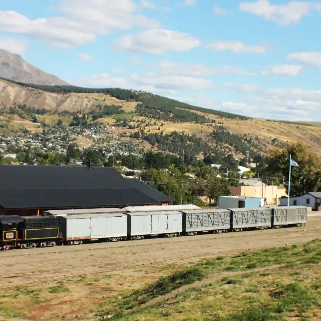 La Trochita attraversa i panorami mozzafiato della Patagonia, offrendo un viaggio senza precedenti.