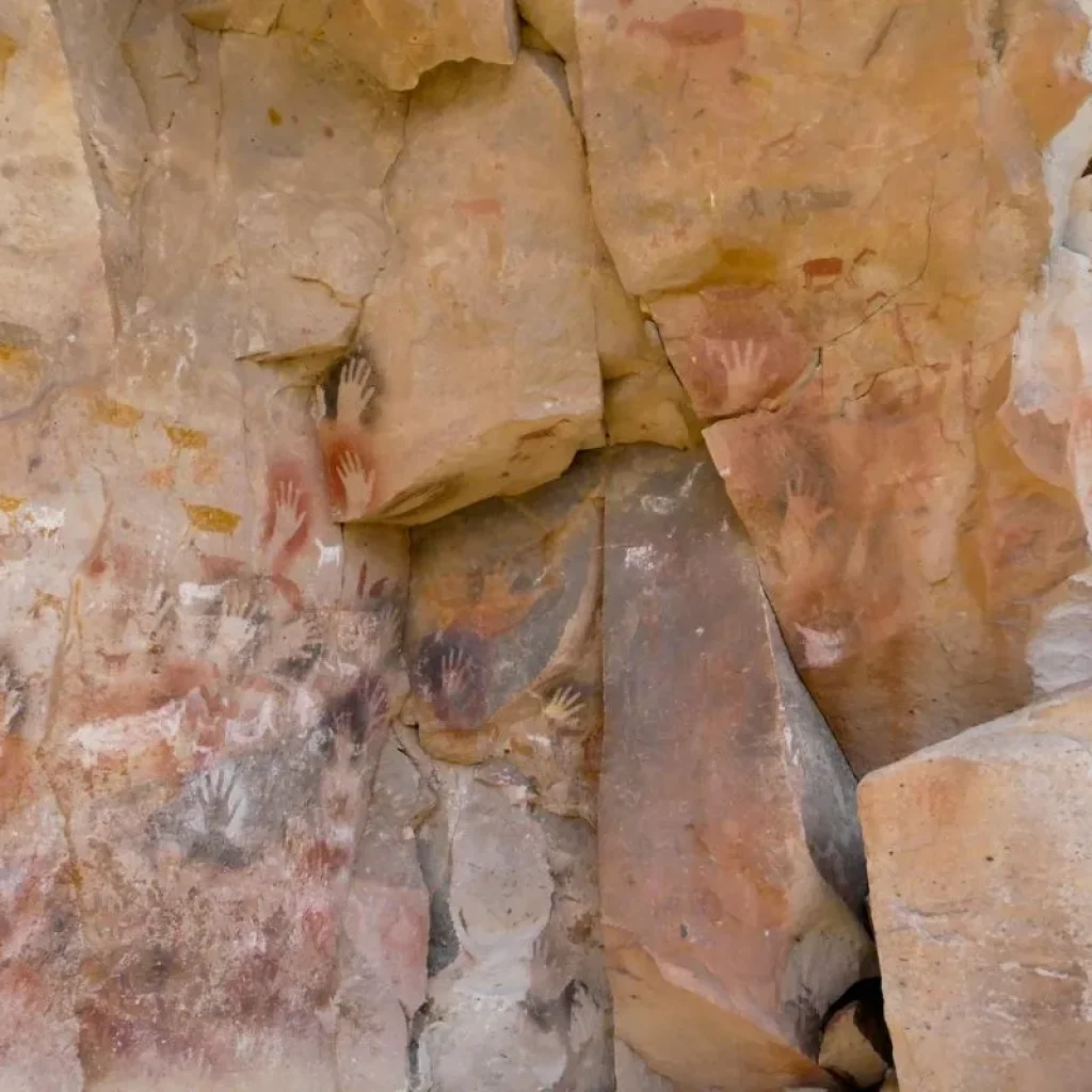 Des scènes de chasse figées dans le temps sur les parois des grottes.