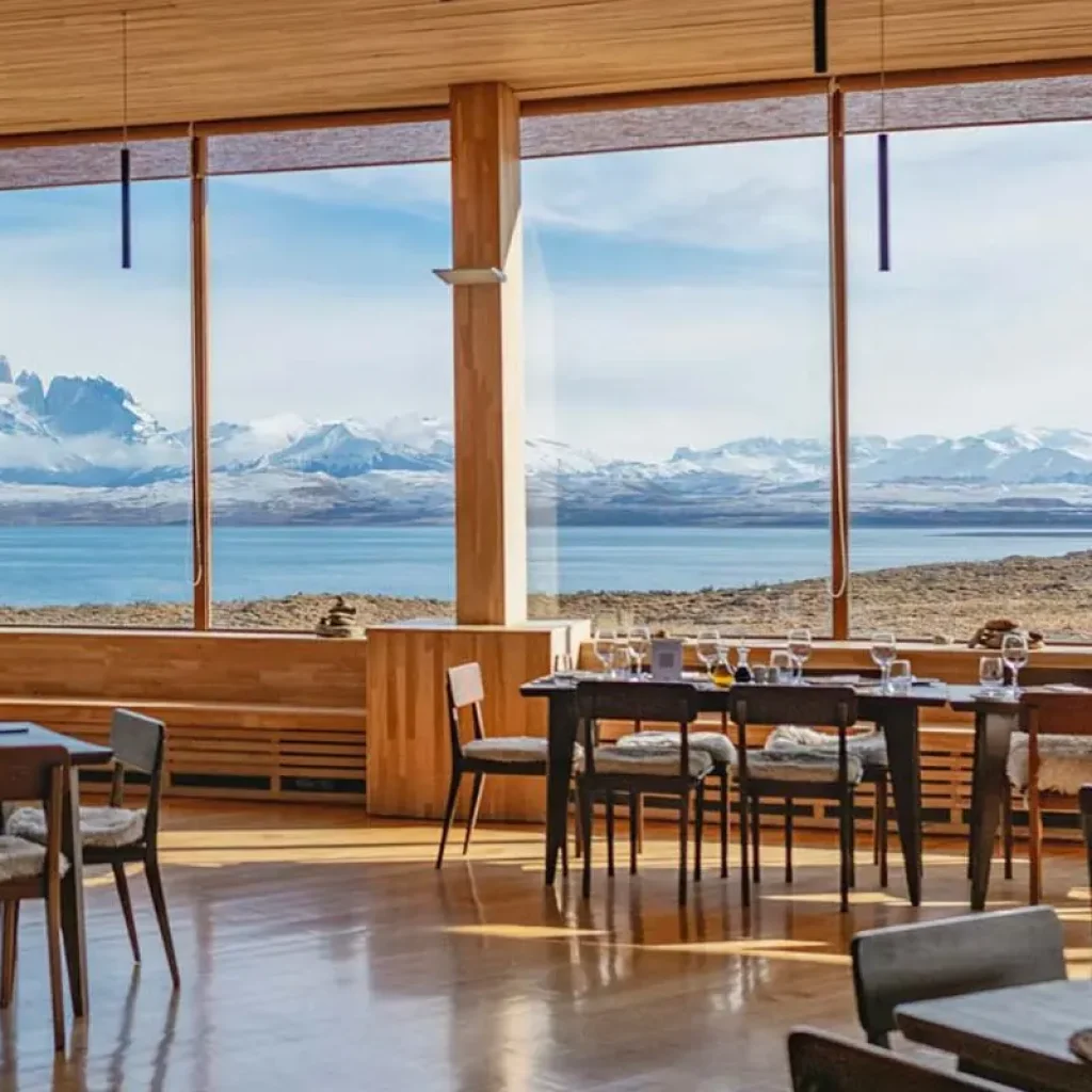 Dalla zona pranzo si gode di una splendida vista sul lago Sarmiento e sulle steppe patagoniche.