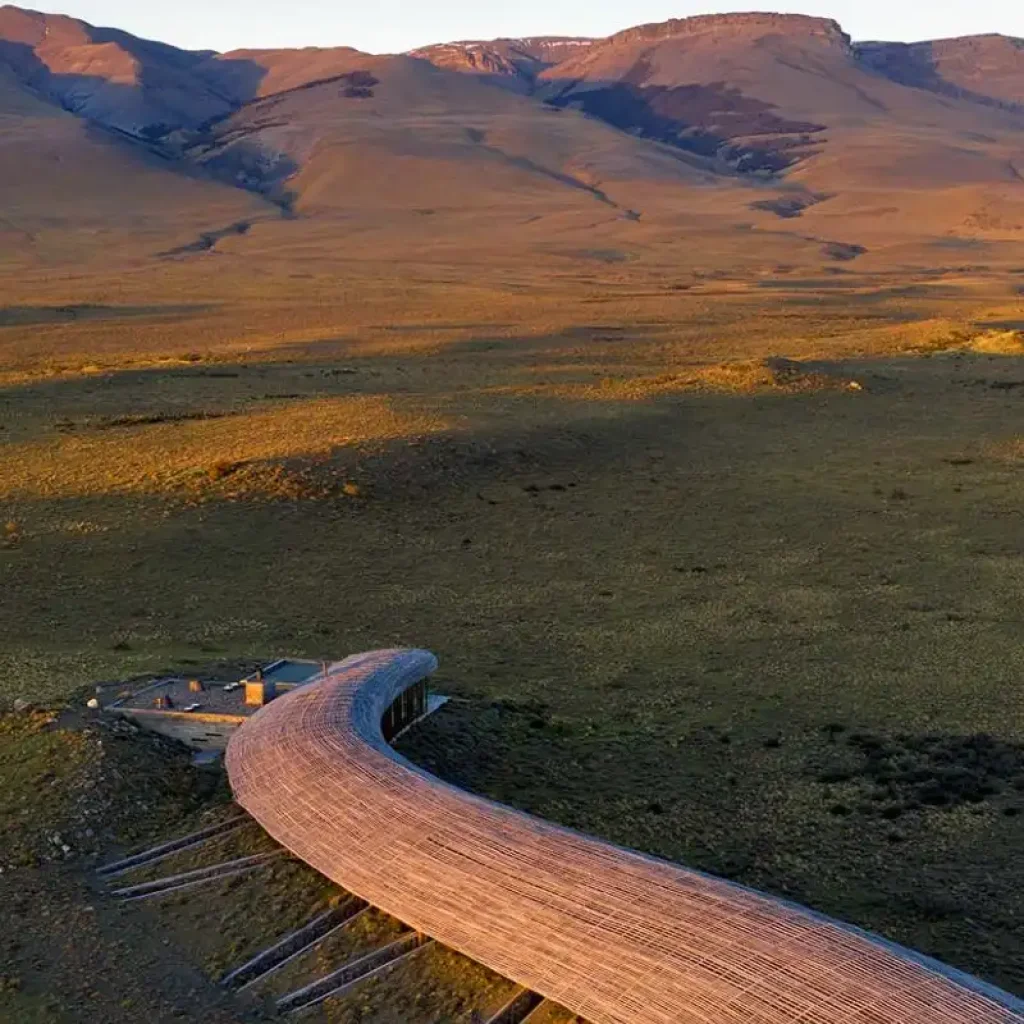 Un paesaggio ipnotico della Patagonia visto dalla finestra dell'hotel.