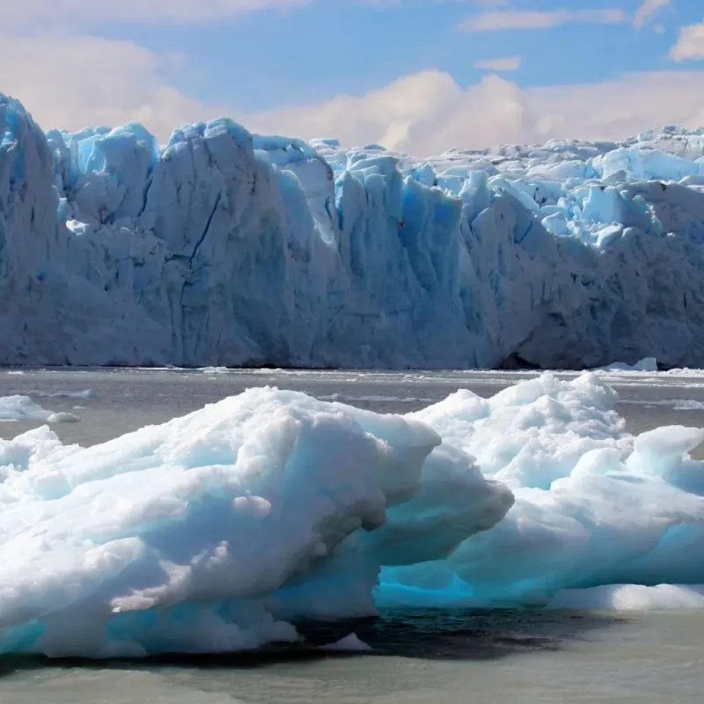 Le formazioni di ghiaccio mozzafiato del Ghiacciaio Upsala, dove l'imponenza della natura lascia senza fiato.