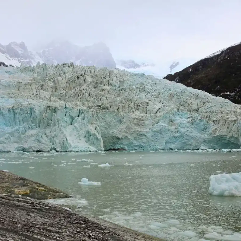 Un capolavoro ghiacciato tra le asprezze del Darwin Range.