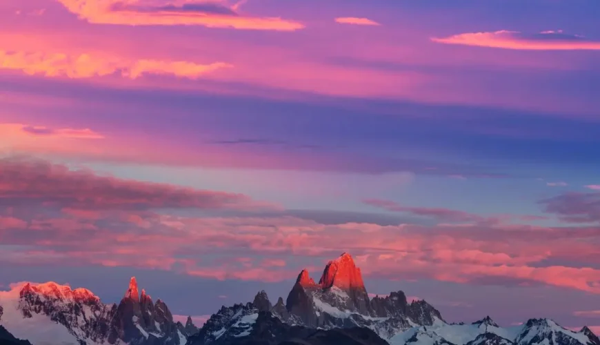 Der Berg Fitz Roy leuchtet bei Sonnenuntergang in Patagonien.