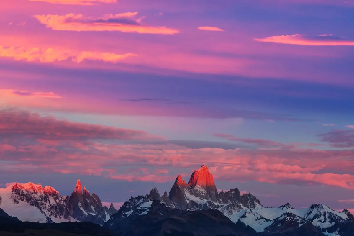 El monte Fitz Roy resplandece al atardecer en la Patagonia.