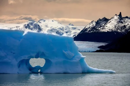 Gros plan sur le majestueux glacier San Rafael, capturé dans les eaux pures de la Patagonie.