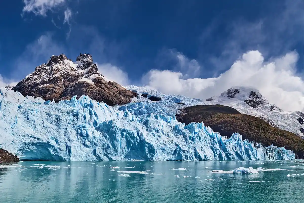 Ein Panoramablick auf die hoch aufragenden Eisfelsen des Spegazzini-Gletschers.