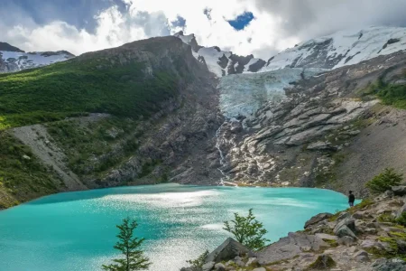 Un visiteur admire la beauté sereine du lac Huemul.