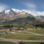 Die Fassade des Hotels Las Torres Patagonia fügt sich perfekt in die natürliche Landschaft ein.