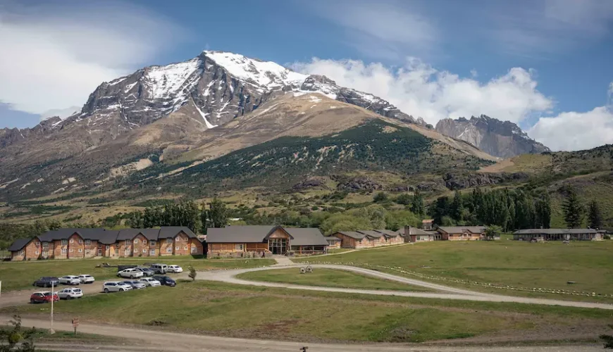 La facciata dell'Hotel Las Torres Patagonia si fonde perfettamente con il paesaggio naturale.