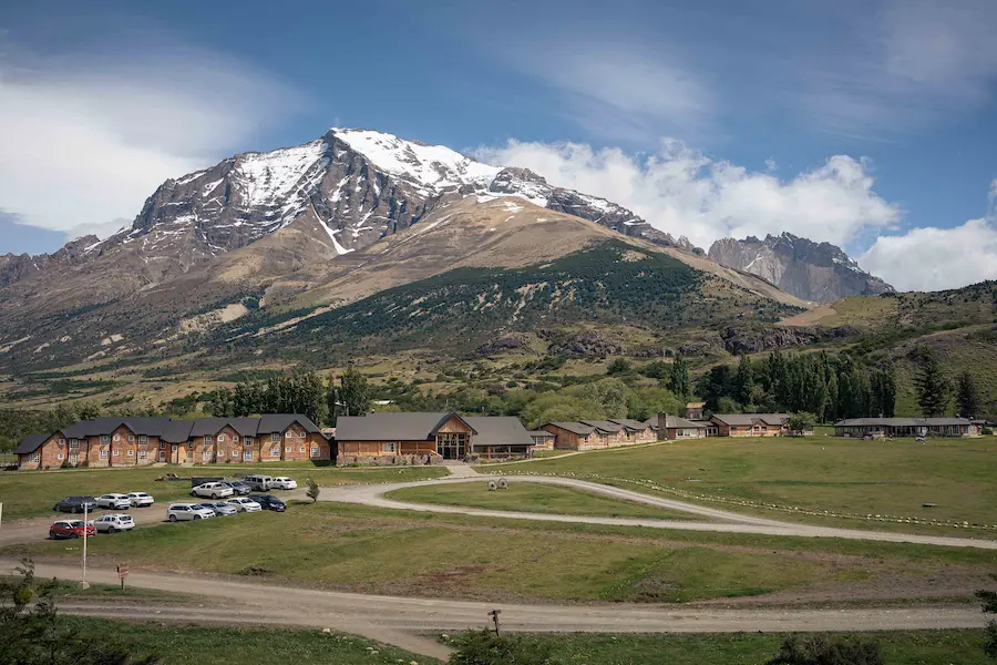 La fachada del Hotel Las Torres Patagonia se integra perfectamente en el paisaje natural.