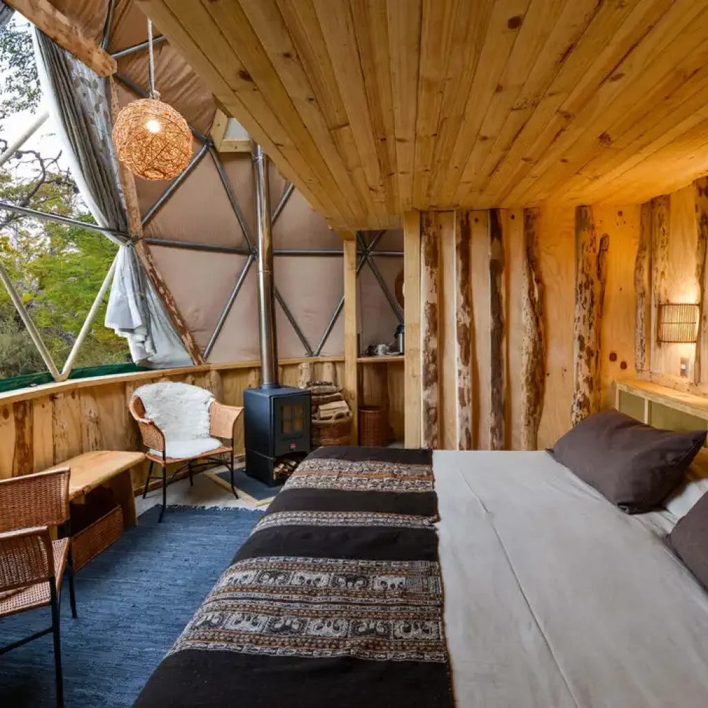 "Genießen Sie den Komfort und die atemberaubende Aussicht von der geräumigen Suite Dome Loft, eingebettet in die Wildnis Patagoniens."