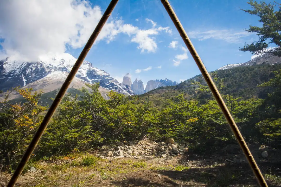 Impresionantes vistas de las Torres del Paine desde la ventana de tu acogedora cúpula.