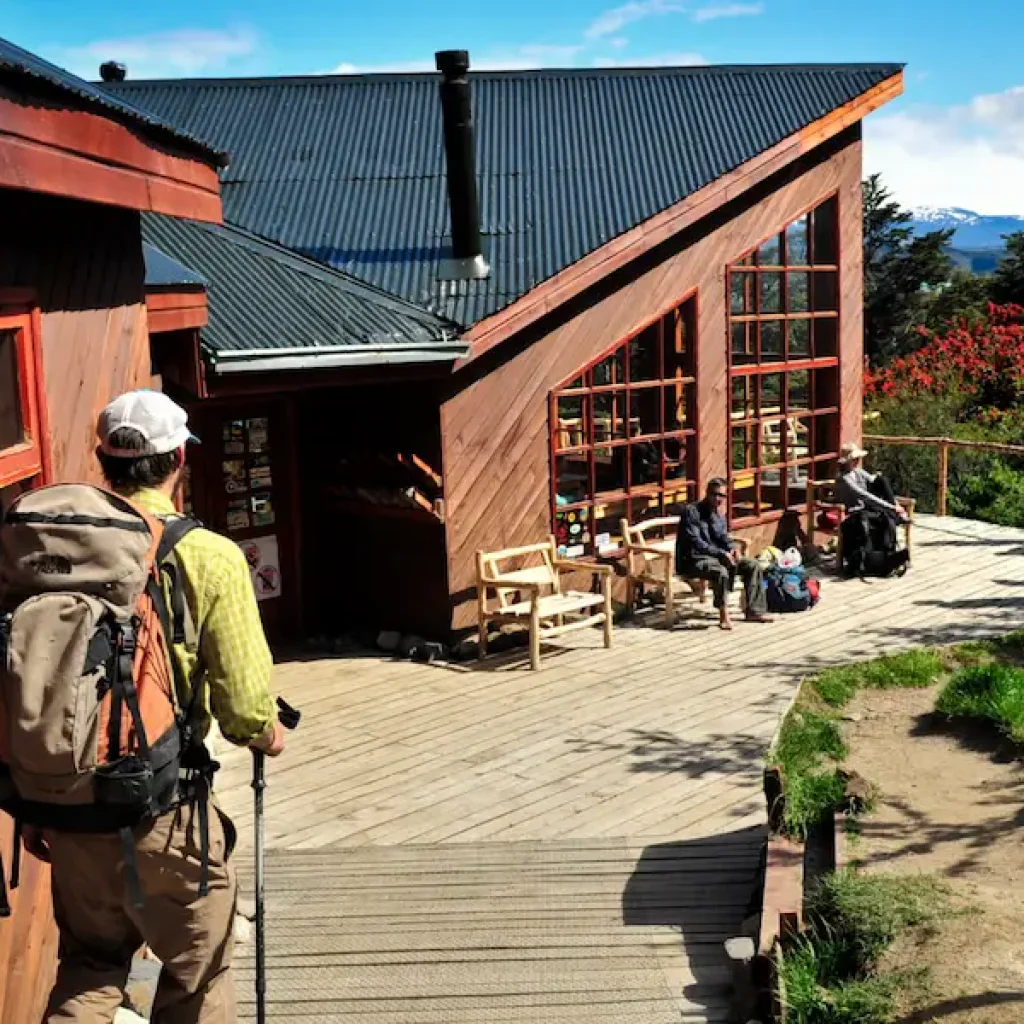 Los viajeros disfrutan de un momento de descanso y conexión en el refugio de montaña Cuerno.