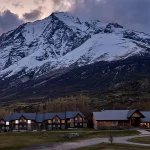 La fachada del Hotel Las Torres Patagonia se integra perfectamente en el paisaje natural.