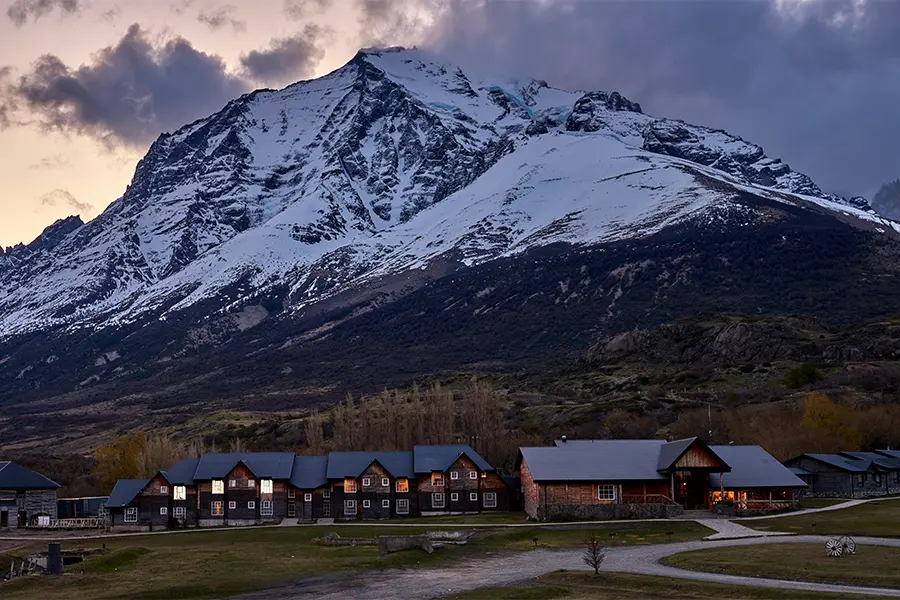 La fachada del Hotel Las Torres Patagonia se integra perfectamente en el paisaje natural.