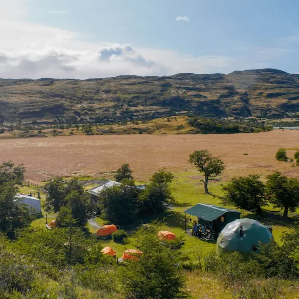 Una impresionante vista aérea del sereno camping de Serón, en la Patagonia.