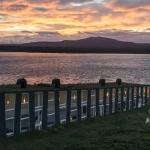 La splendida facciata del Remota Patagonia Hotel, che si fonde perfettamente con il paesaggio patagonico.