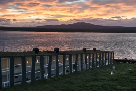 La splendida facciata del Remota Patagonia Hotel, che si fonde perfettamente con il paesaggio patagonico.