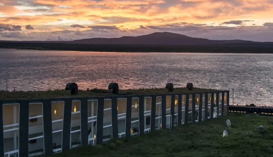 La splendida facciata del Remota Patagonia Hotel, che si fonde perfettamente con il paesaggio patagonico.