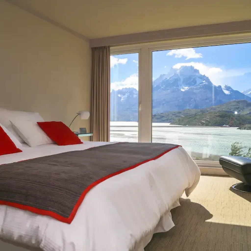 Détendez-vous dans le confort et réveillez-vous en admirant la vue imprenable sur la Patagonie depuis votre chambre à l'hôtel Lago Grey.