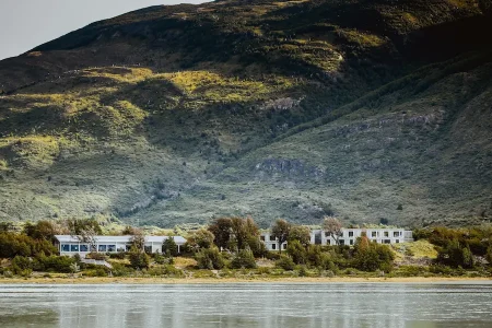 Willkommen im Hotel Lago Grey, wo Abenteuer auf Komfort im Herzen Patagoniens trifft.