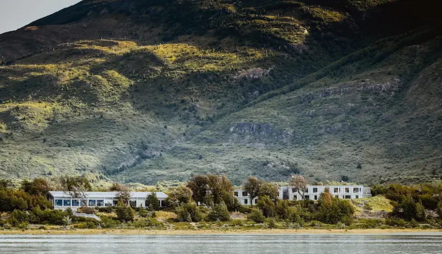 Benvenuti all'Hotel Lago Grey, dove l'avventura incontra il comfort nel cuore della Patagonia.