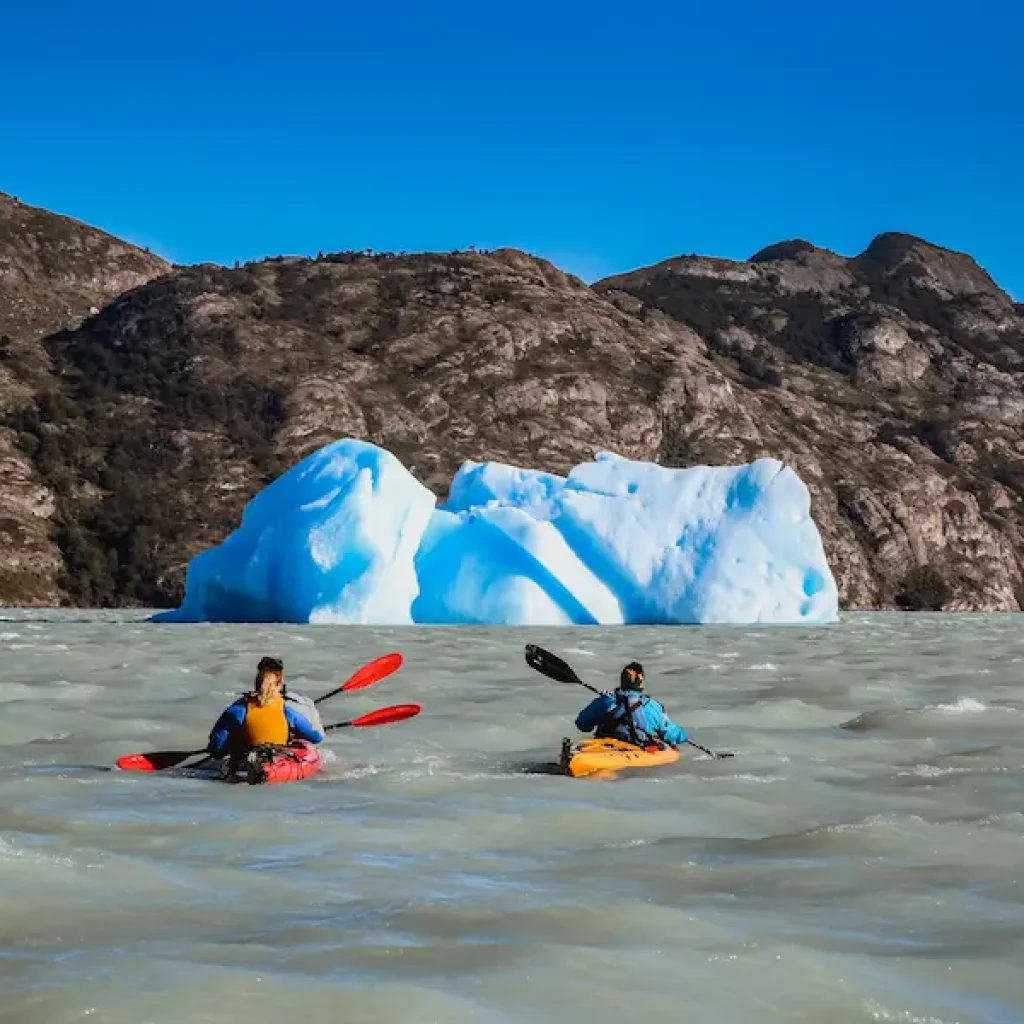 Pagayez dans les eaux pures du Lago Grey et admirez la vue imprenable sur les glaciers.