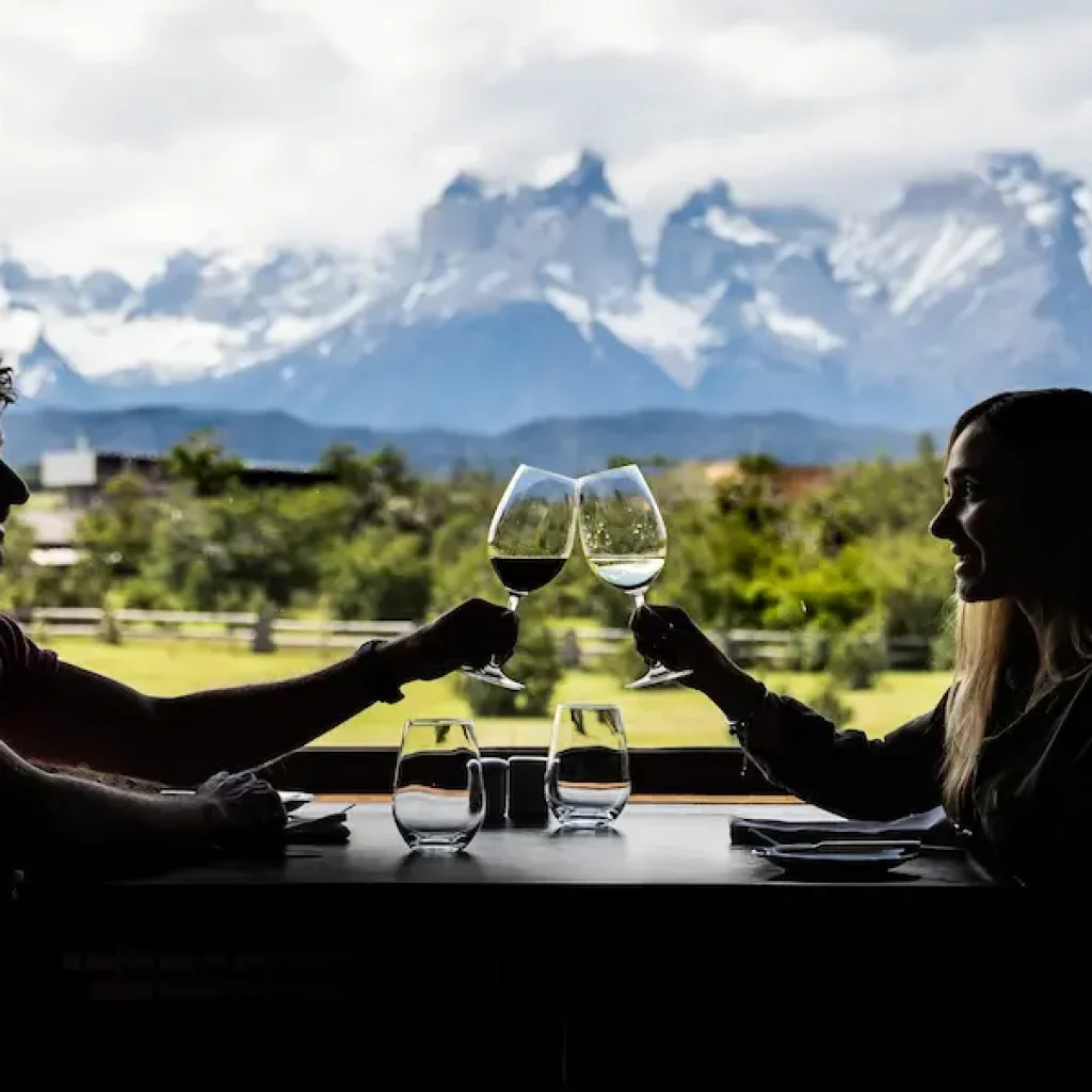 Ein Toast auf unvergessliche Momente im Rio Serrano Hotel Patagonia.