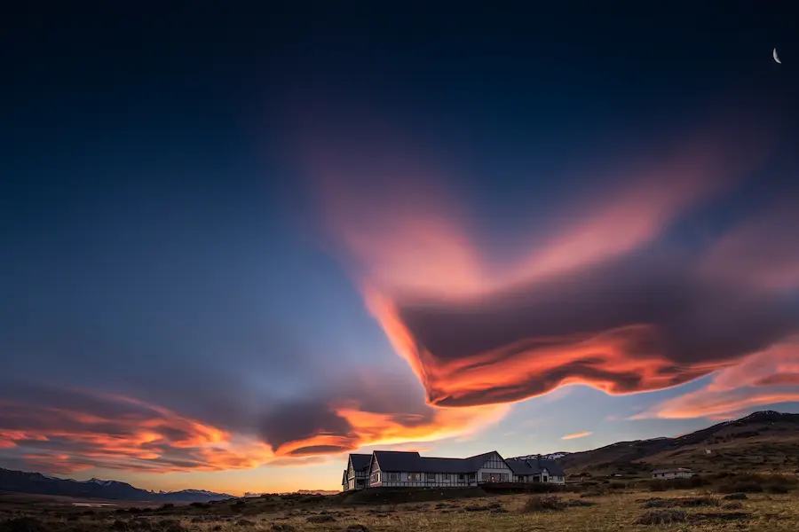 Hôtel Eolo : Là où la beauté de la Patagonie rencontre le ciel au coucher du soleil.