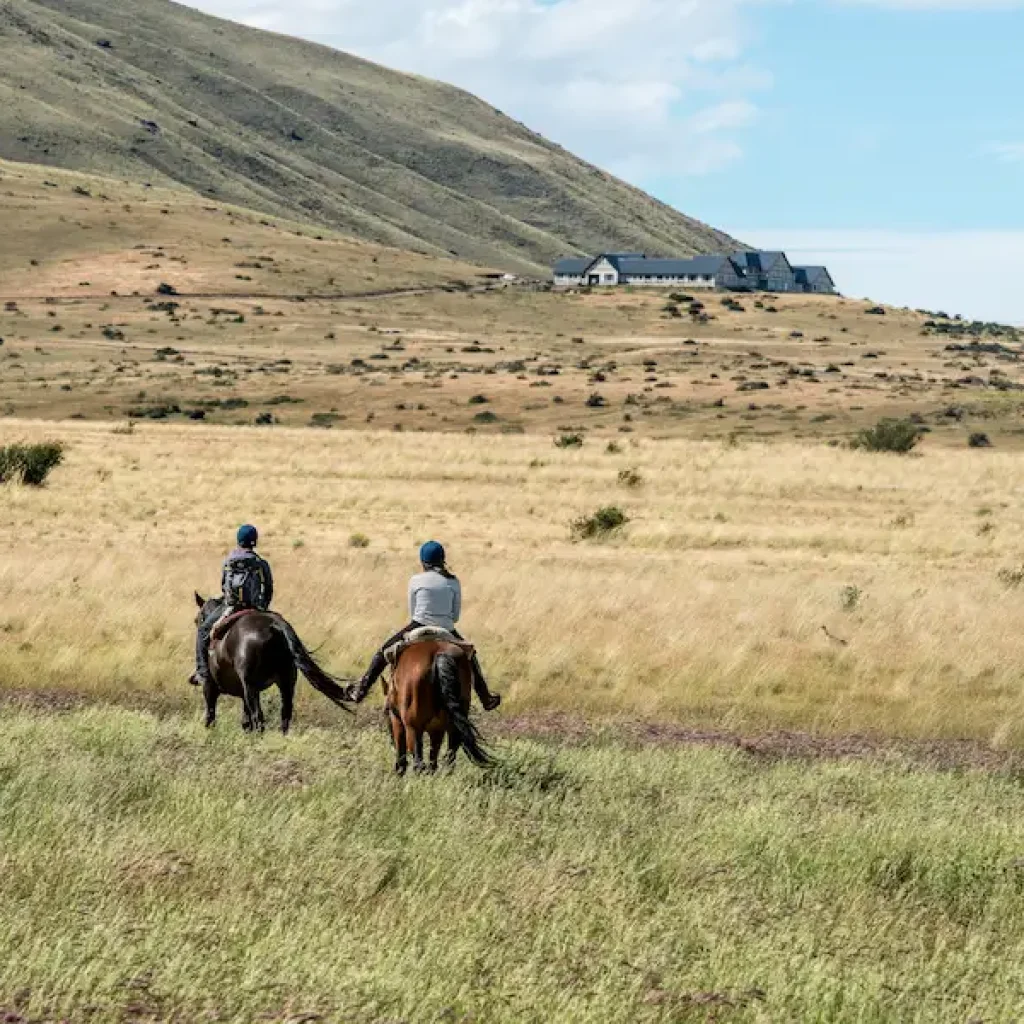 Embarquez pour une randonnée à cheval inoubliable dans la nature sauvage de la Patagonie.