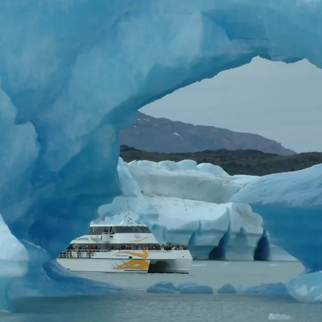 Explorez le glacier Perito Moreno depuis le confort d'un bateau panoramique.