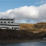 La llamativa fachada del hotel se alza orgullosa sobre el escarpado telón de fondo de la Patagonia.